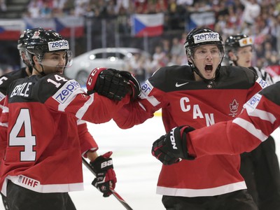 Matt Duchene so spoluhráćmi oslavuje gól Kanady