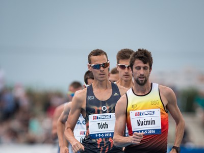 Slovenskí chodci Anton Kučmín a Matej Tóth počas disciplíny chôdza na 3000 m 
