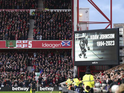 Anglický futbalový klub Nottingham Forest si pripomenul tragické úmrtie hokejistu Adama Johnsona