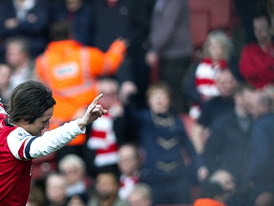 Tomáš Rosický oslavuje gól Arsenalu
