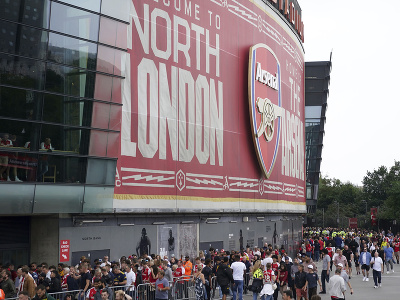 Fanúšikovia pred štadiónom Arsenalu Londýn