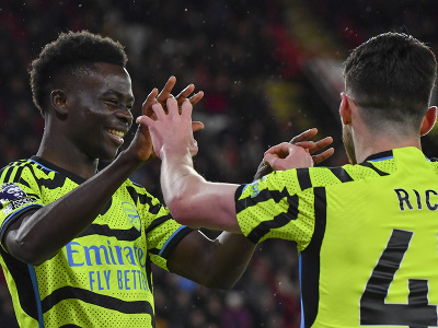 Hráči Bukayo Saka (vľavo) a Declan Rice z Arsenalu oslavujú po tom, čo si Jayden Bogle zo Sheffieldu United strelil vlastný gól