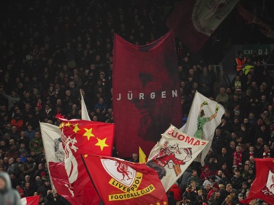 Fanúšikovia Liverpoolu mávajú vlajkami počas šlágru s Chelsea