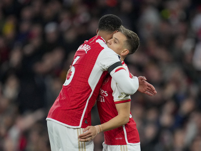 Hráč Arsenalu Leandro Trossard (vpravo) oslavuje so spoluhráčom Gabrielom