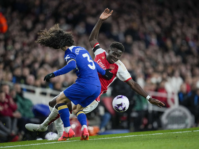 Hráč Arsenalu Bukayo Saka (vpravo) bojuje o loptu s Marcom Cucurellom z Chelsea