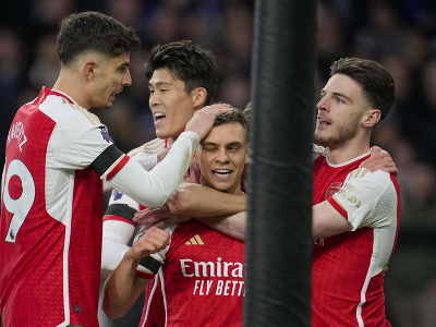 Hráč Arsenalu Leandro Trossard (uprostred) oslavuje so spoluhráčmi svoj gól