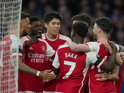Hráči Arsenalu oslavujú úvodný gól spoluhráča Leandra Trossarda