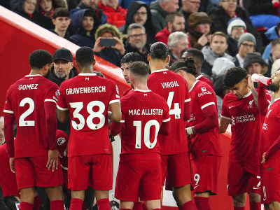 Jürgen Klopp dáva pokyny hráčom Liverpoolu