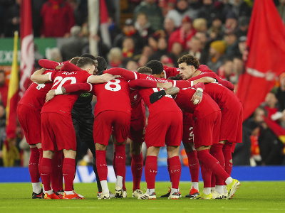 Futbalisti Liverpoolu stoja v kruhu pred šlágrom s Chelsea