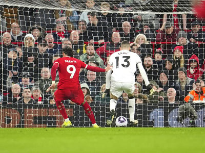 Vľavo hráč Liverpoolu Darwin Núňez strieľa úvodný gól
