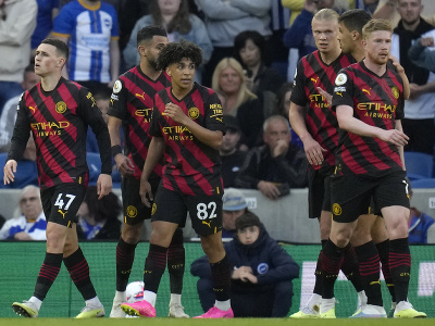 Hráč Manchesteru City Phil Foden (vľavo) oslavuje so spoluhráčmi po tom, ako skóroval 