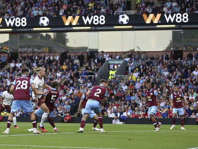 Tretí zľava hráč Manchestru City Erling Haaland strieľa svoj úvodný gól v 4. minúte zápasu
