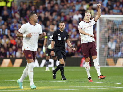 Vpravo hráč Manchestru City Erling Haaland oslavuje svoj úvodný gól v 4. minúte zápasu