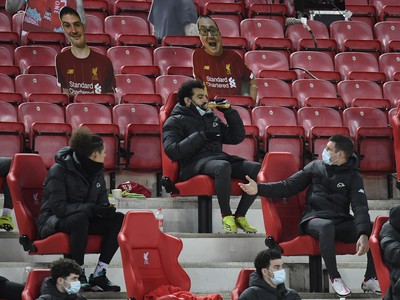 Občerstvujúci sa Mohamed Salah na lavičke Liverpoolu
