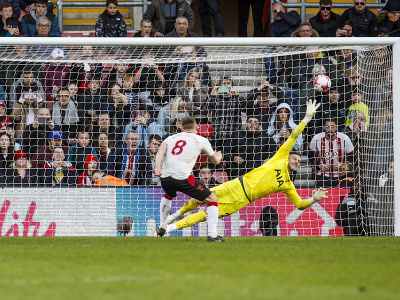 Hráč  James Ward-Prowse zo Southamptonu strieľa gól z penalty počas zápasu 28. kola anglickej premier League FC Southampton - Tottenham Hotspur