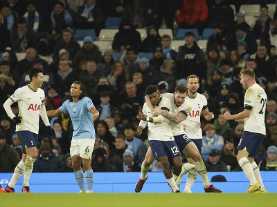 Futbalista Tottenhamu Emerson Royal (uprostred) sa teší so spoluhráčmi po strelení gólu