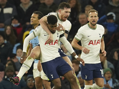 Futbalista Tottenhamu Emerson Royal (vľavo) sa teší so spoluhráčmi po strelení gólu