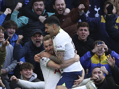 Harry Kane a Cristian Romero oslavujú gól Tottenhamu