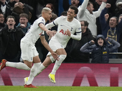 Futbalista Tottenhamu Richarlison (vľavo) sa teší po strelení gólu 