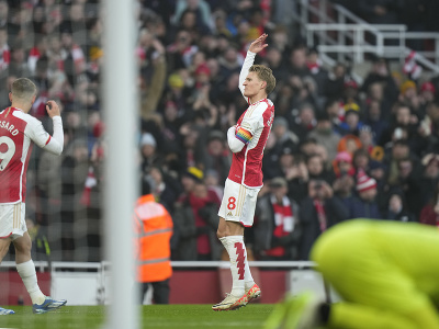 Hráč Arsenalu Martin Odegaard (uprostred) oslavuje po tom, ako strelil druhý gól