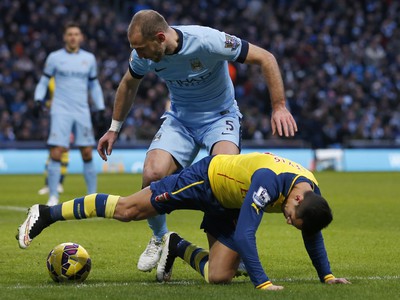 Pablo Zabaleta (vľavo) a Alexis Sanchez