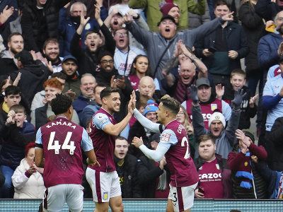 Aston Villa oslavuje gól pred domácimi fanúšikmi