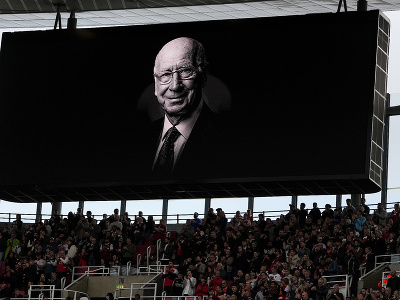 Spomienka na Sira Bobbyho Charltona na Emirates Stadium