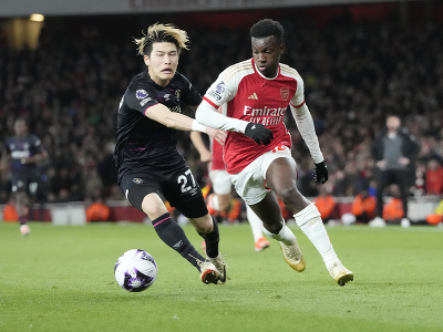 Daiki Hashioka (Luton) v súboji s Eddiem Nketiahom (Arsenal)
