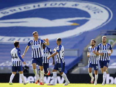 Hráči Brightonu sa radujú z gólu
