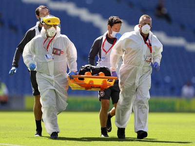 Brankár Arsenalu Leno utrpel vážne zranenie kolena