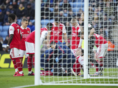 Hráč Arsenalu Gabriel Martinelli (na zemi) obklopený spoluhráčmi po tom, ako sa zranil pri skórovaní proti Leicesteru