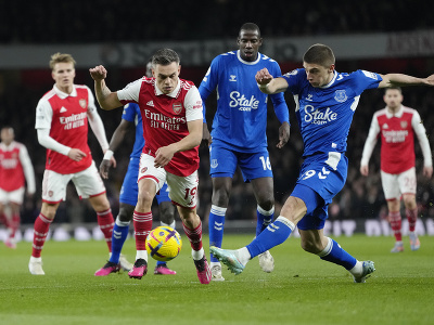  Hráč Evertonu Vitalij Mykolenko(druhý sprava) strieľa cez Leandra Trossarda z Arsenalu (uprostred)