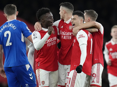 Hráč Arsenalu Gabriel Martinelli (uprostred vpravo) oslavuje so spoluhráčmi po tom, ako strelil druhý gól proti Evertonu vo futbalovom zápase anglickej ligy Premier League