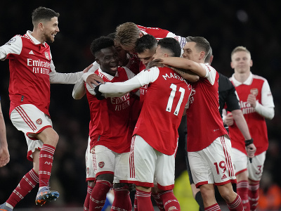 Hráč Arsenalu Gabriel Martinelli (uprostred vpravo) oslavuje so spoluhráčmi po tom, ako strelil druhý gól proti Evertonu