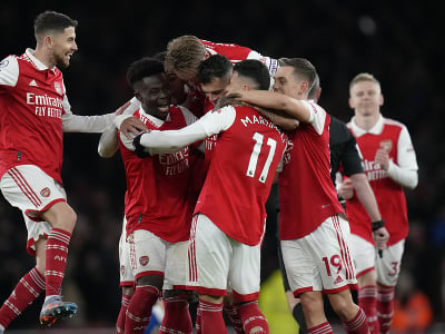 Hráči Arsenalu oslavujú gól 