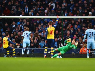 Santi Cazorla z penalty prekonáva Joea Harta