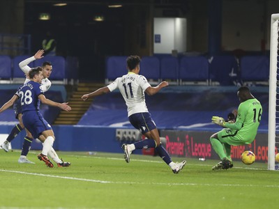 Anwar El Ghazi strieľa gól do siete Chelsea