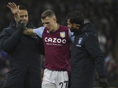 Na snímke hráč Lucas Digne z Astonu Villa odchádza z ihriska po zranení pravého ramena