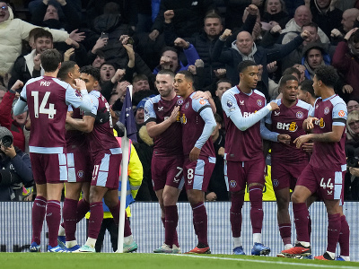 Aston Villa oslavuje gól 