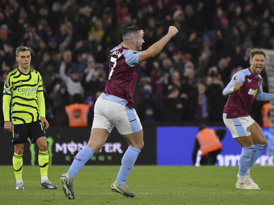 Hráči Aston Villa oslavujú gól v sieti Arsenalu