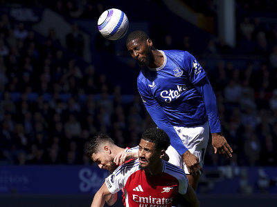 Futbalista Evertonu Beto (hore)  a hráč Arsenalu William Saliba bojujú o loptu