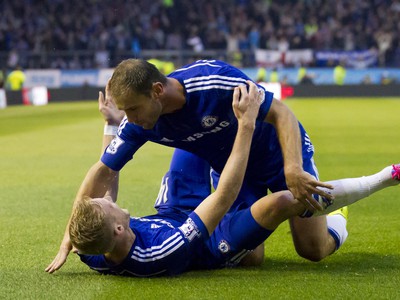 André Schürrle a Branislav Ivanovič oslavujú gól Chelsea
