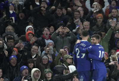 Hráči Chelsea oslavujú gól