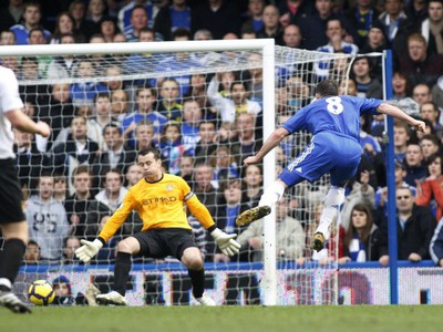 Frank Lampard striela na Shaya Givenas