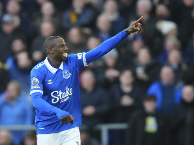 Abdoulaye Doucoure oslavuje gól Evertonu