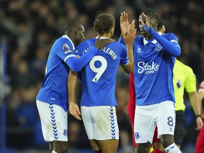 Hráči Evertonu sa radujú z gólu