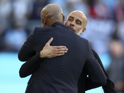 Sprava tréner Manchestru City Josep Guardiola a tréner Burnley Vincent Kompany sa objímajú pred zápasom