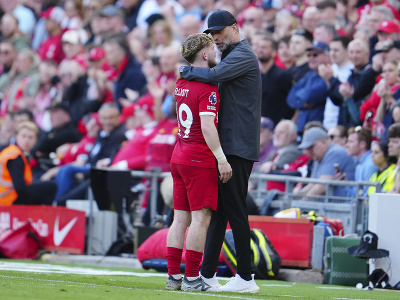 Ako otec a syn - Jürgen Klopp objíma Harveyho Elliotta pri striedaní