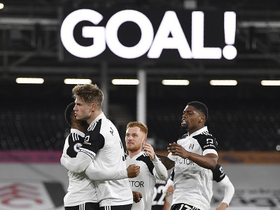 Futbalista Fulhamu Joachim Andersen (vľavo) sa teší so spoluhráčmi po strelení gólu