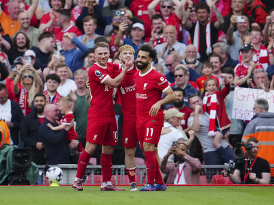 Harvey Elliott oslavuje gól Liverpoolu so spoluhráčmi